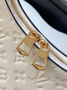 Louis Vuitton Handbag M12930