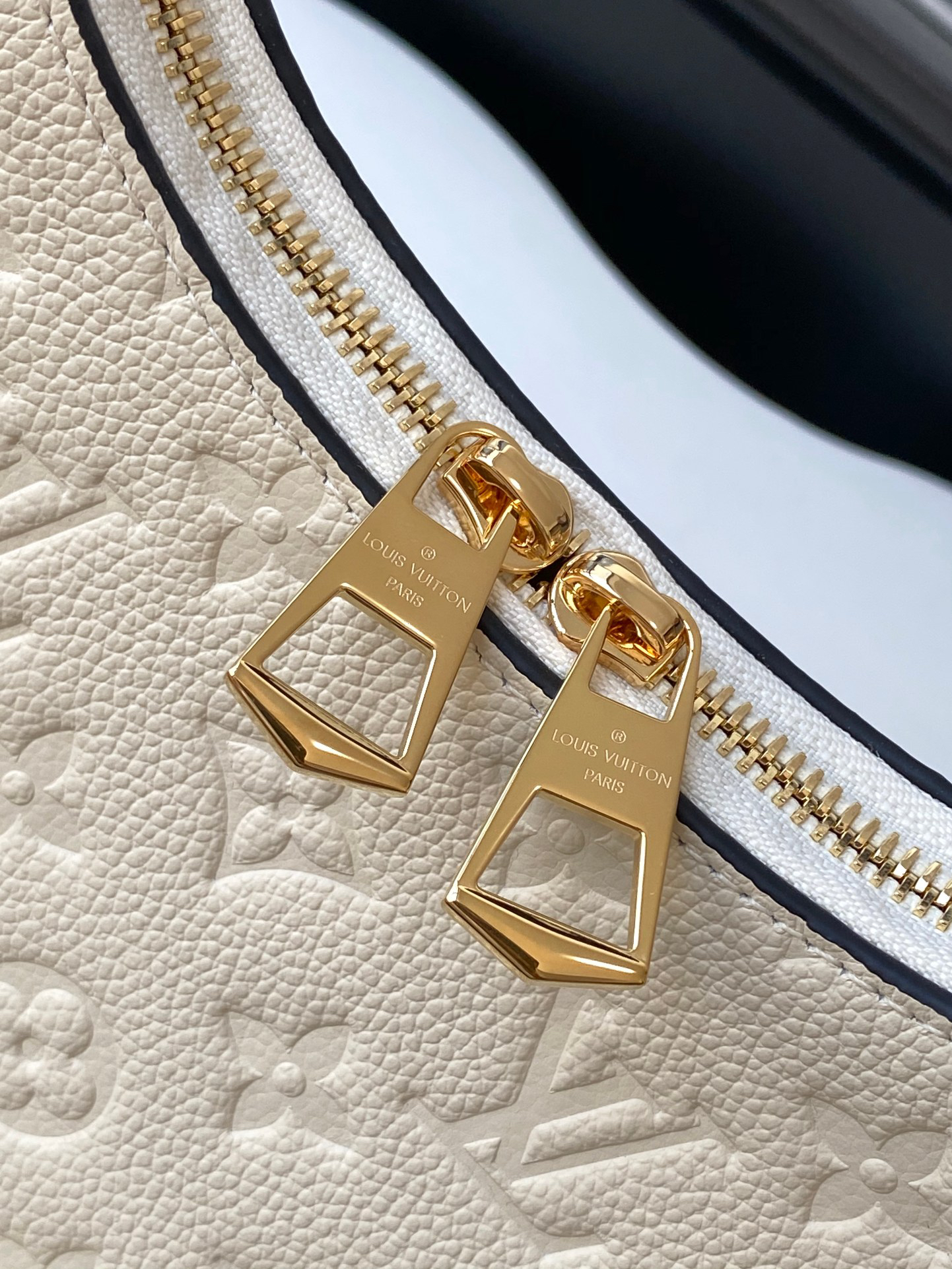 Louis Vuitton Handbag M12930
