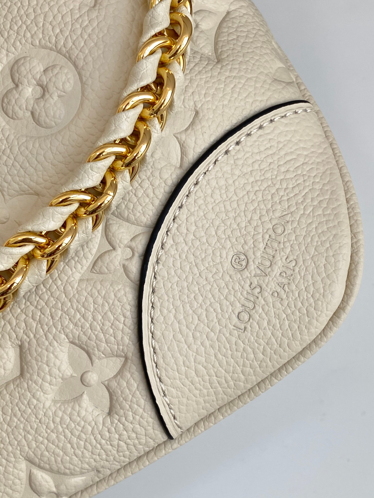 Louis Vuitton Handbag M12930