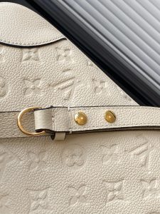 Louis Vuitton Handbag M12930