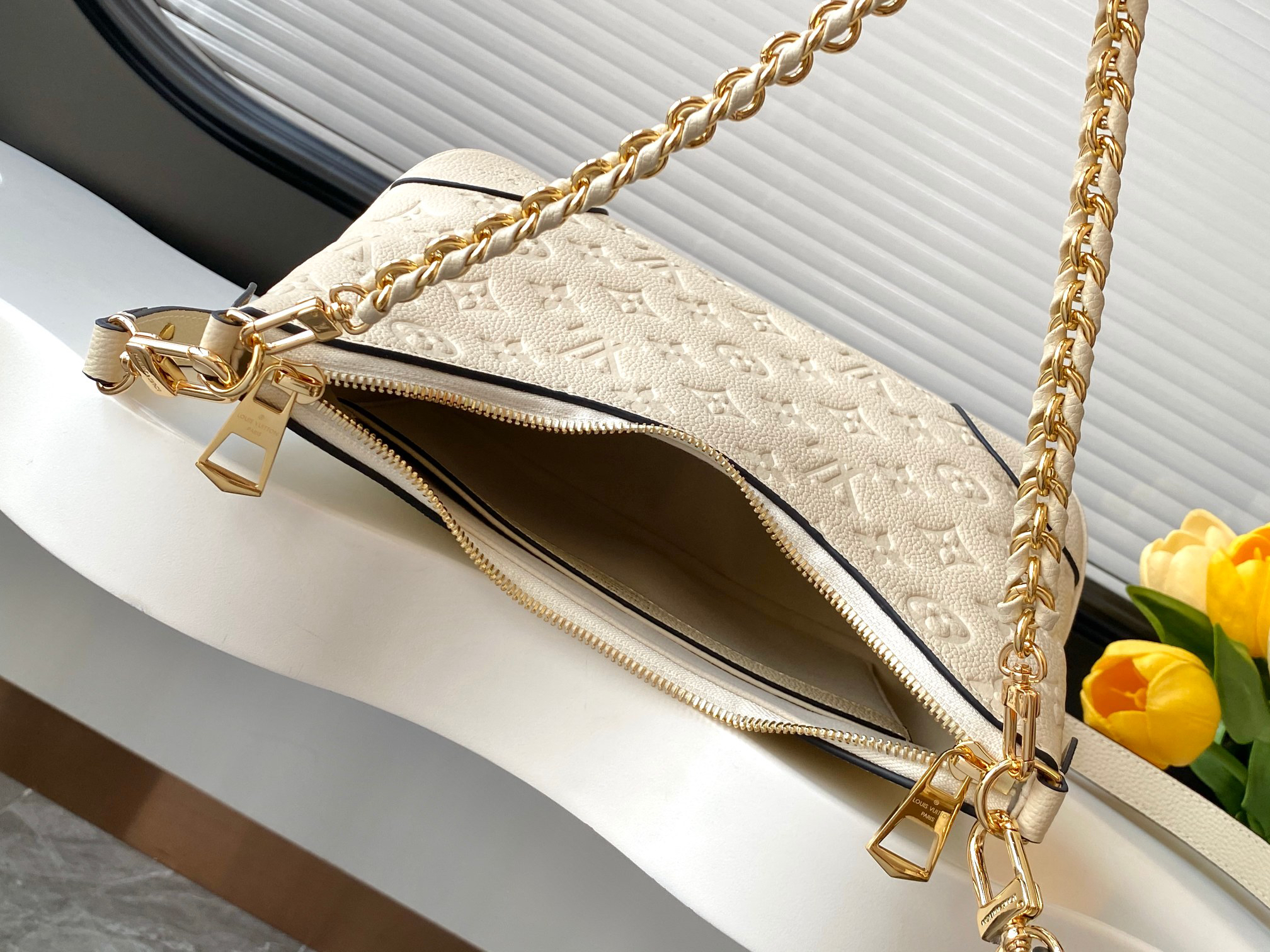 Louis Vuitton Handbag M12930