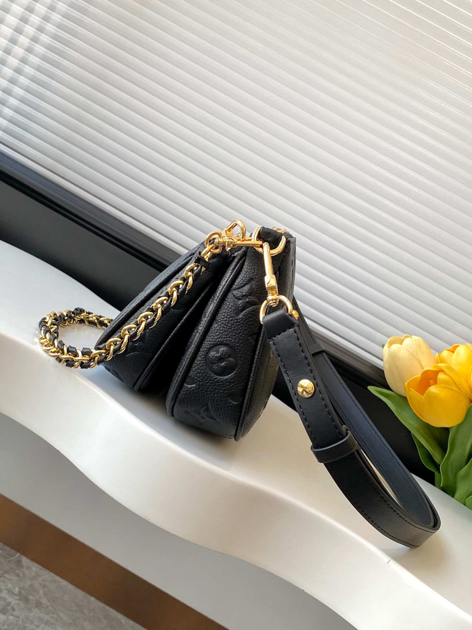 Louis Vuitton Handbag M22670 in Black