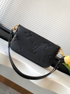 Louis Vuitton Handbag M22670 in Black