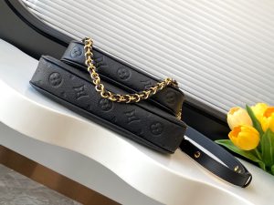 Louis Vuitton Handbag M22670 in Black