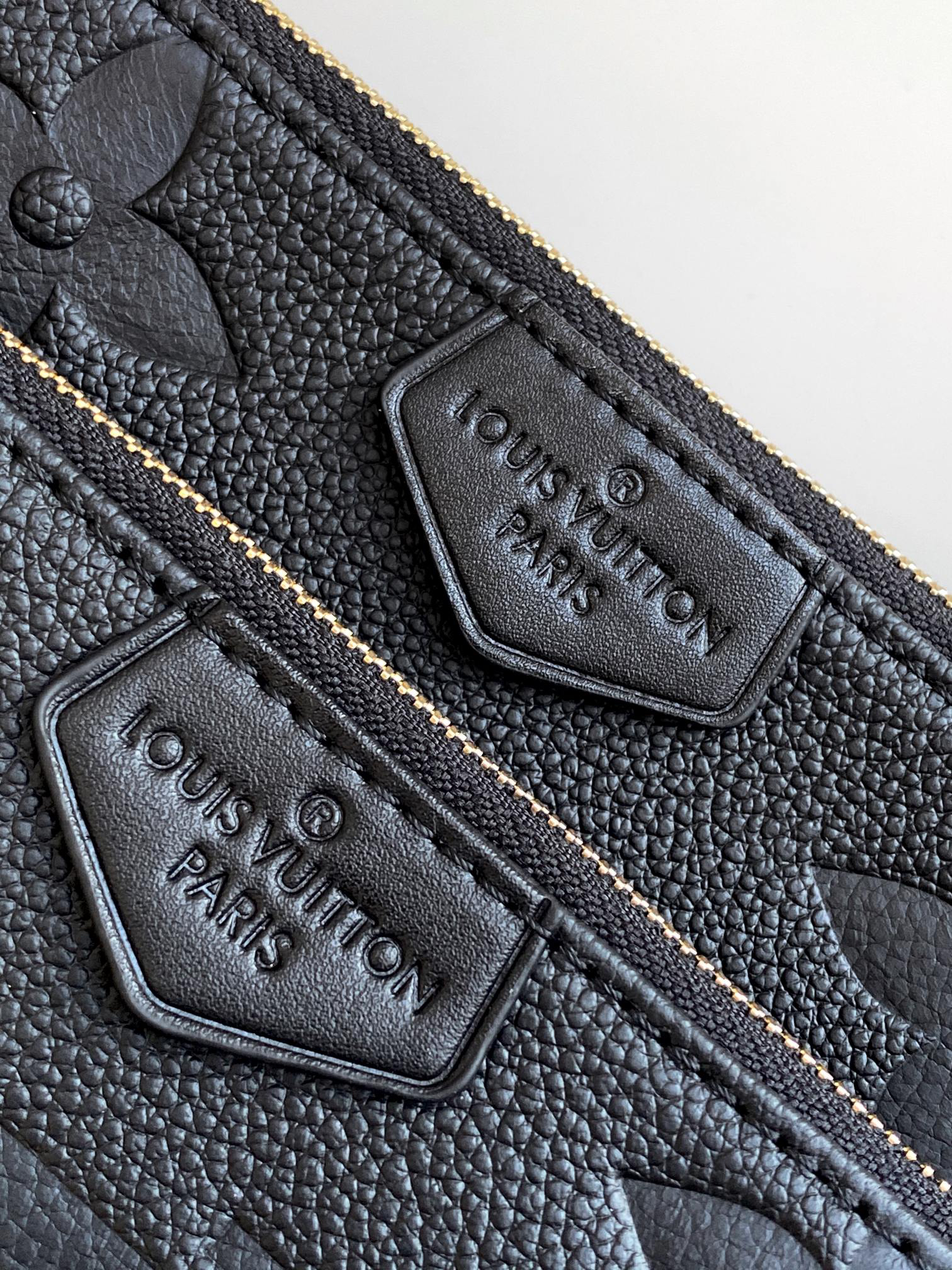 Louis Vuitton Handbag M22670 in Black