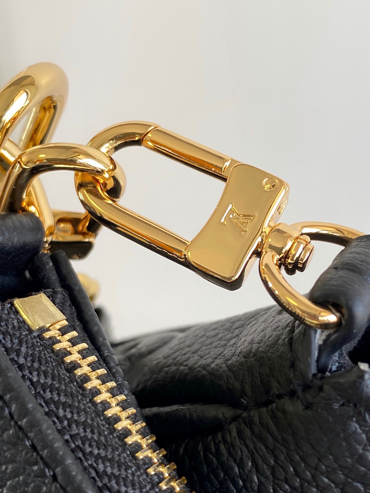Louis Vuitton Handbag M22670 in Black