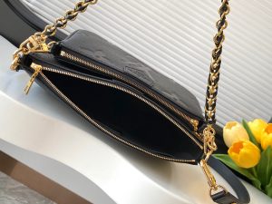 Louis Vuitton Handbag M22670 in Black