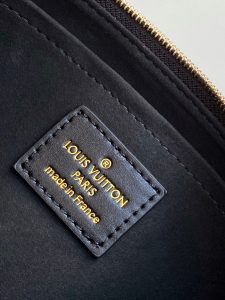 Louis Vuitton Handbag M22670 in Black