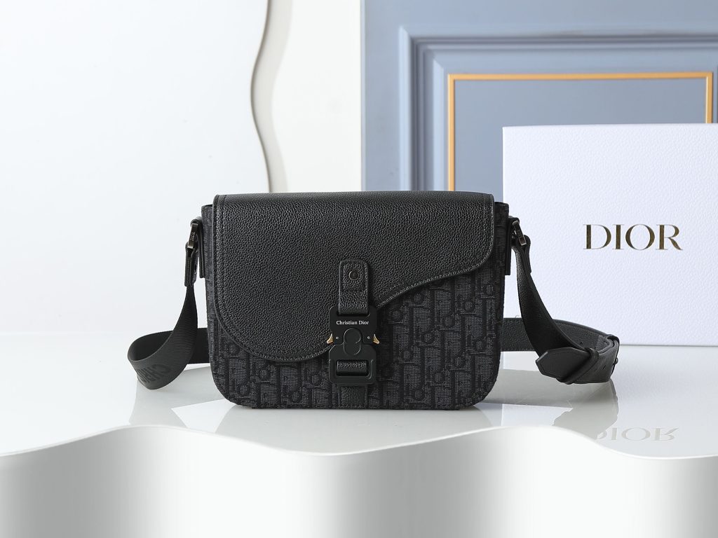 Shoulder Bag in Black