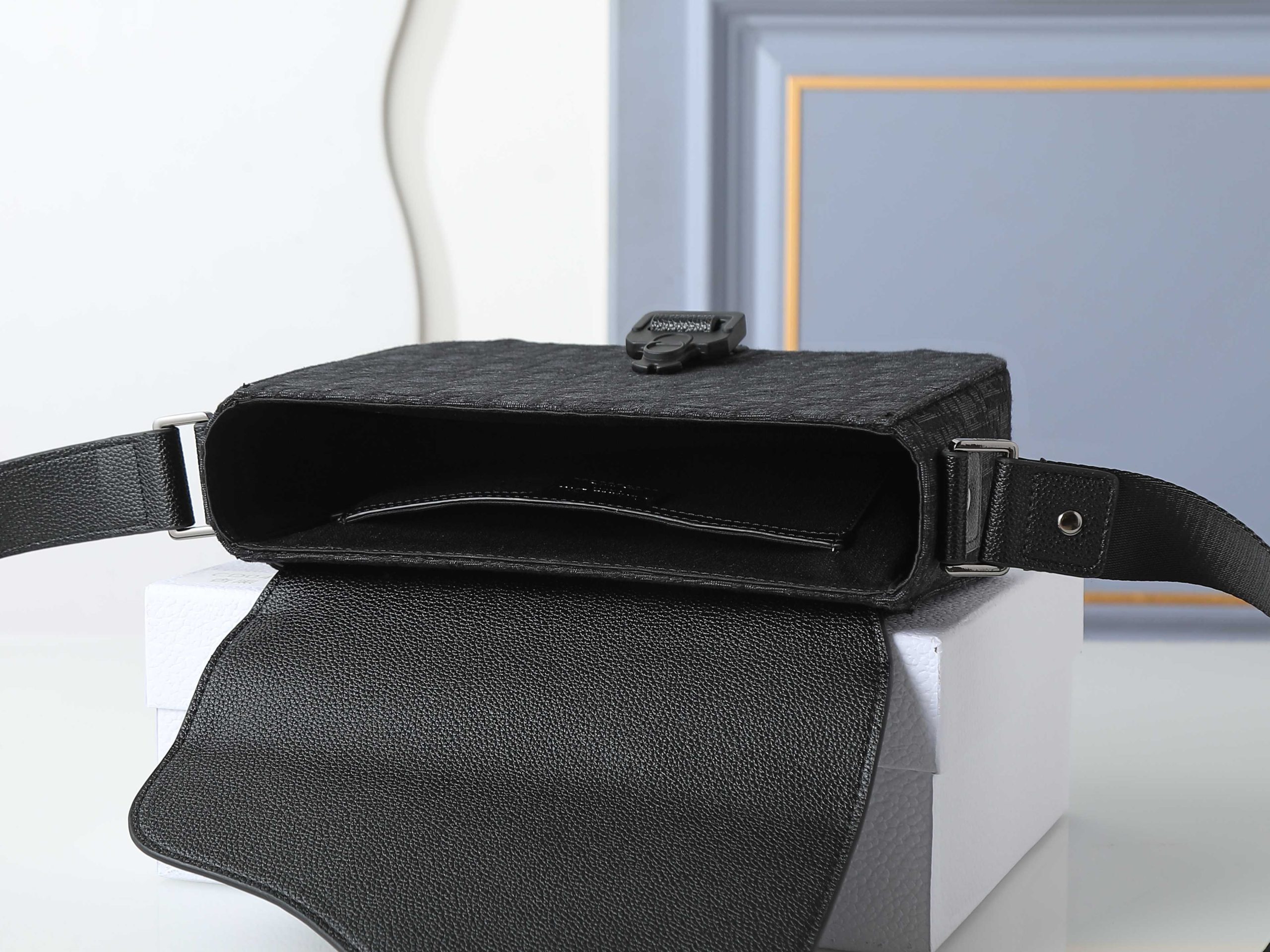 Shoulder Bag in Black
