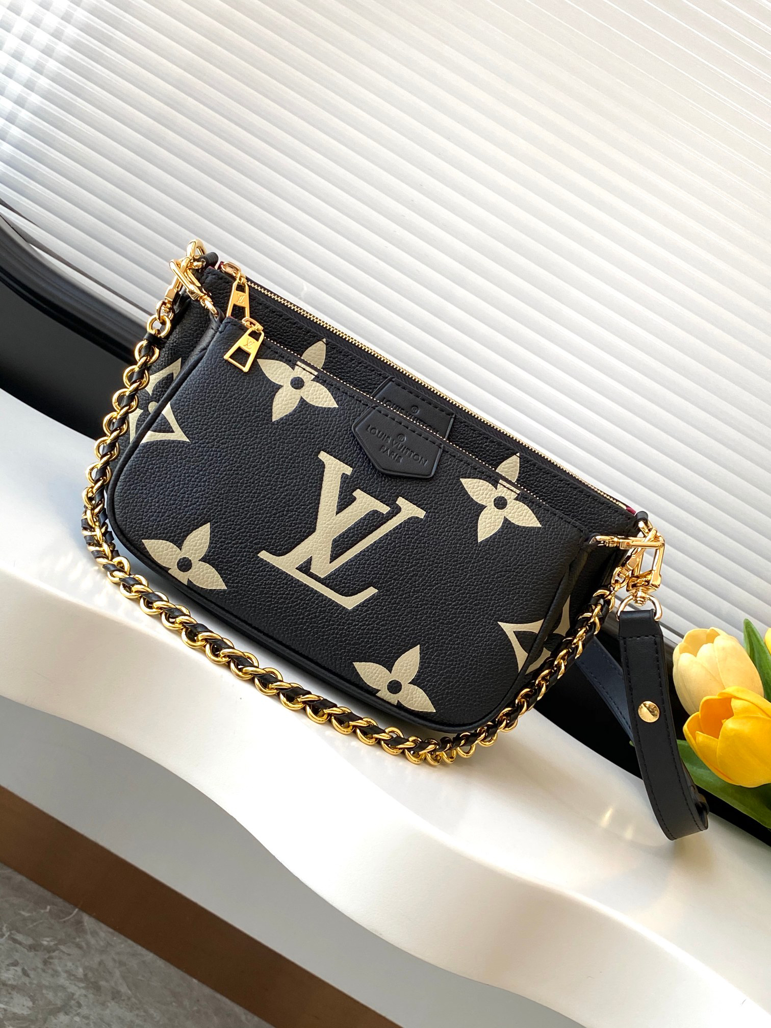 Louis Vuitton Handbag M22670 in Black
