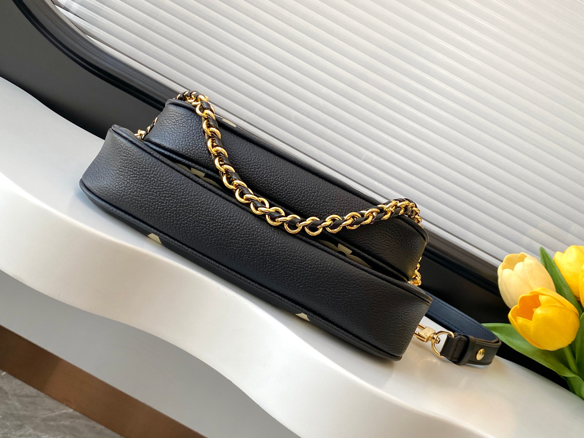 Louis Vuitton Handbag M22670 in Black