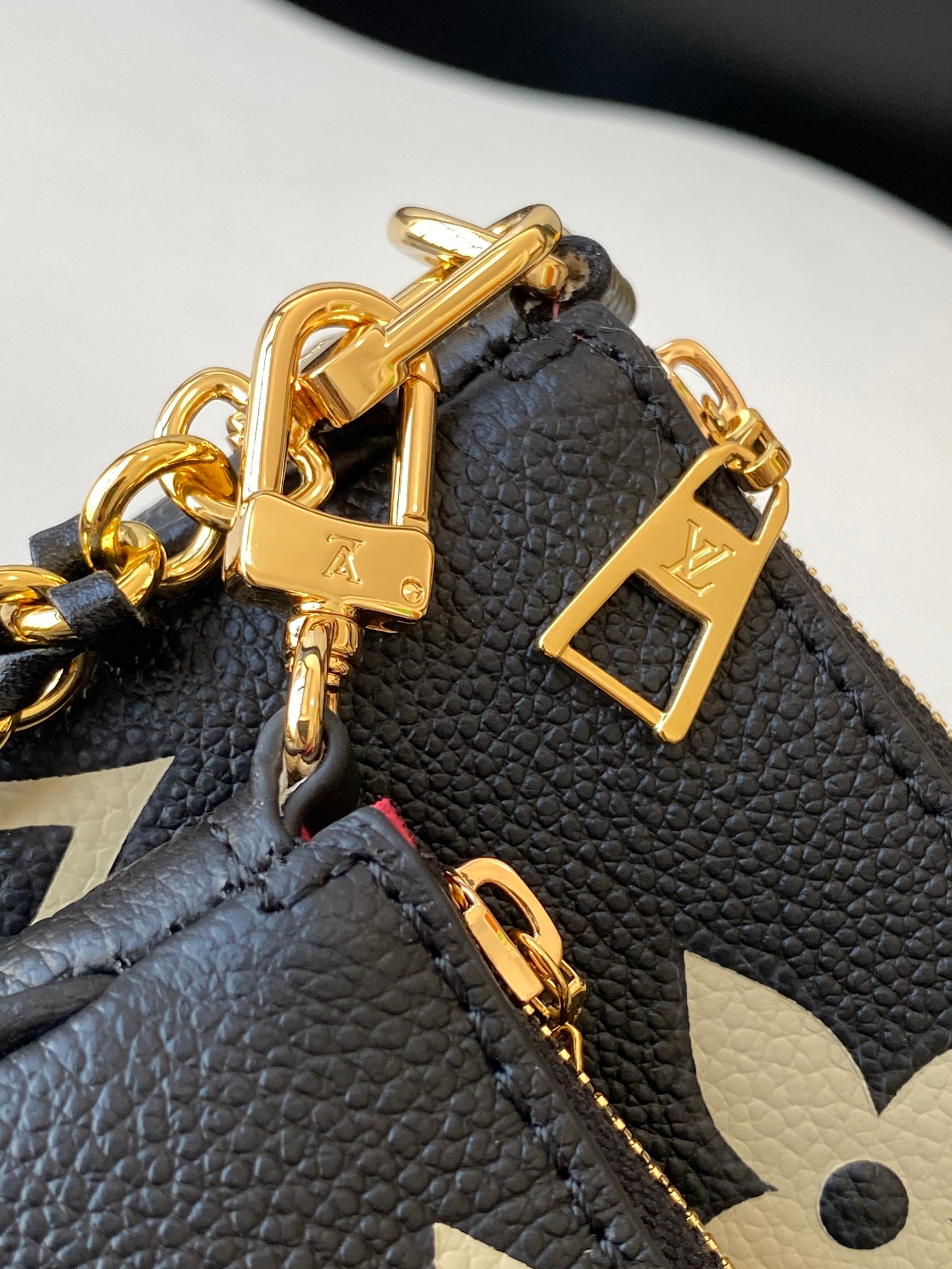 Louis Vuitton Handbag M22670 in Black