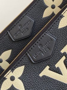 Louis Vuitton Handbag M22670 in Black