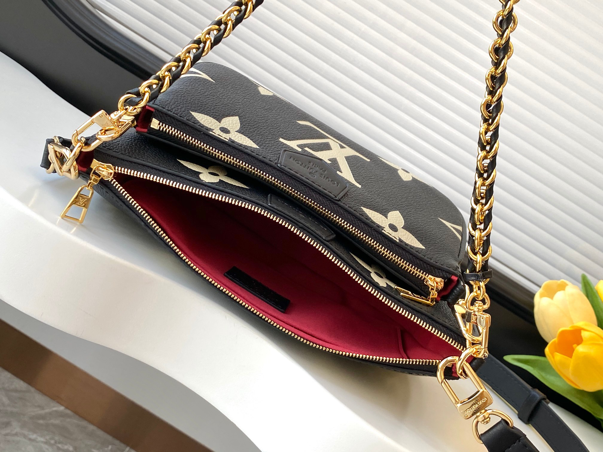 Louis Vuitton Handbag M22670 in Black