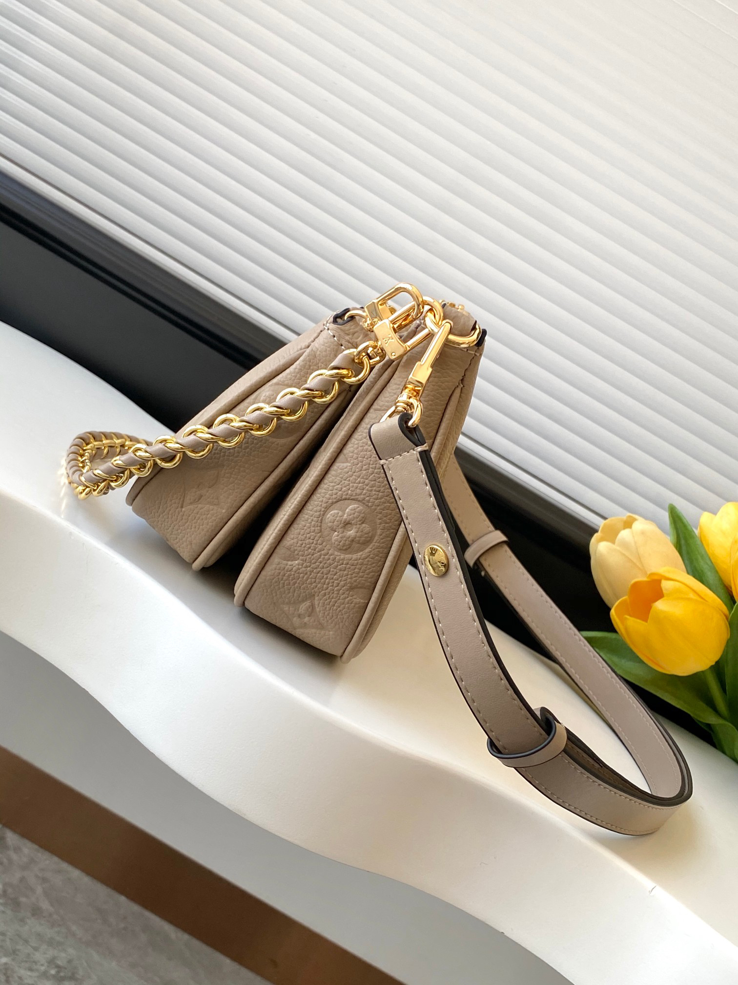 Louis Vuitton Handbag M22670 in Black