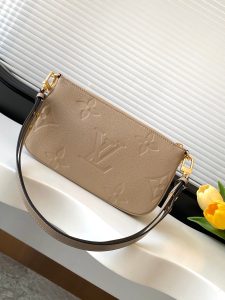 Louis Vuitton Handbag M22670 in Black