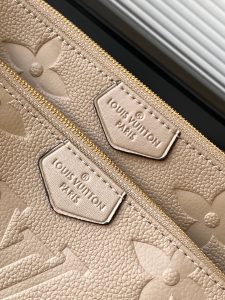 Louis Vuitton Handbag M22670 in Black