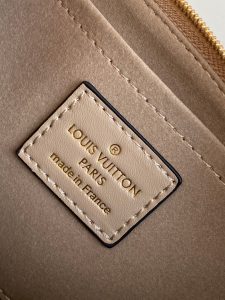 Louis Vuitton Handbag M22670 in Black