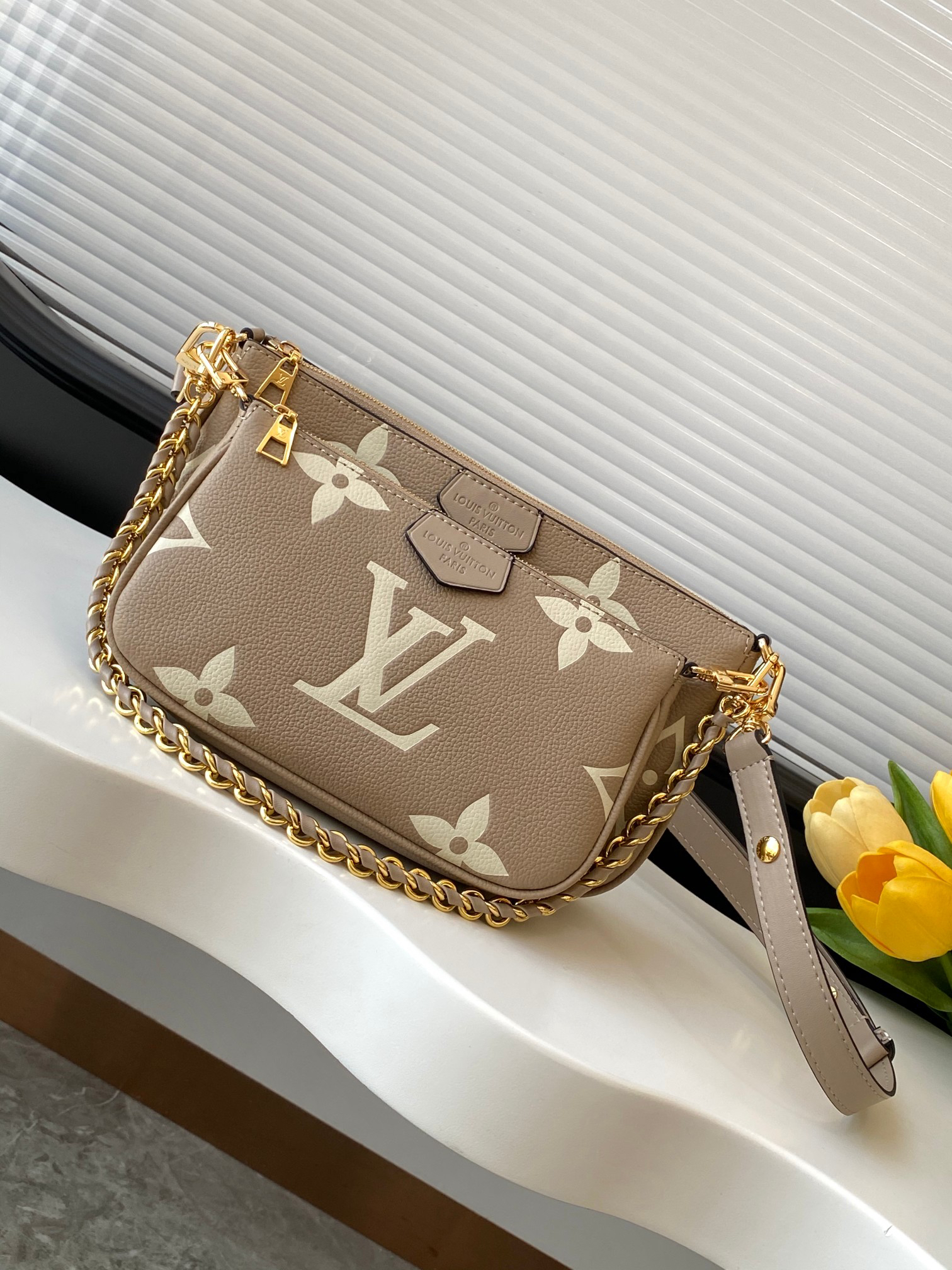 Louis Vuitton Handbag M22670 in Black