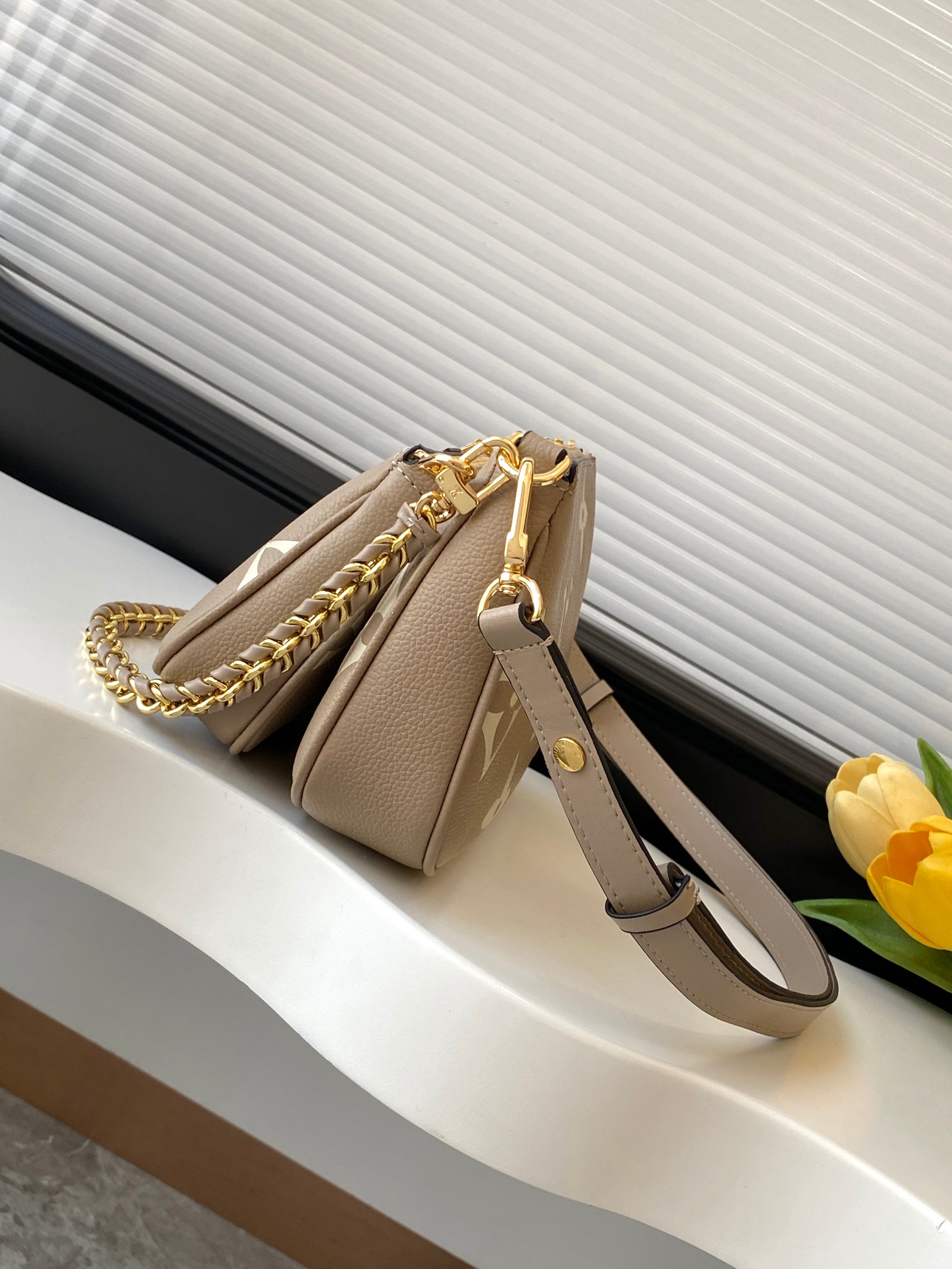 Louis Vuitton Handbag M22670 in Black