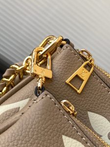 Louis Vuitton Handbag M22670 in Black