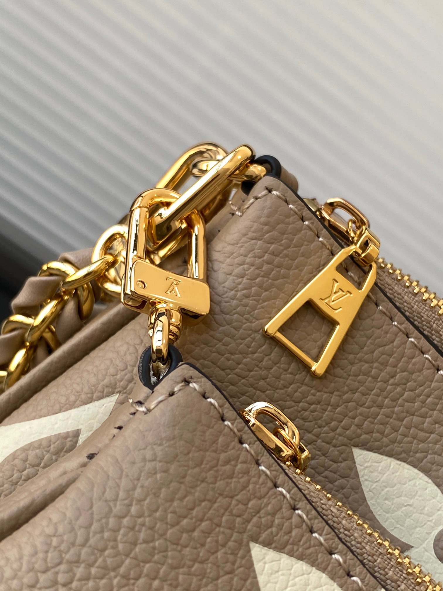 Louis Vuitton Handbag M22670 in Black