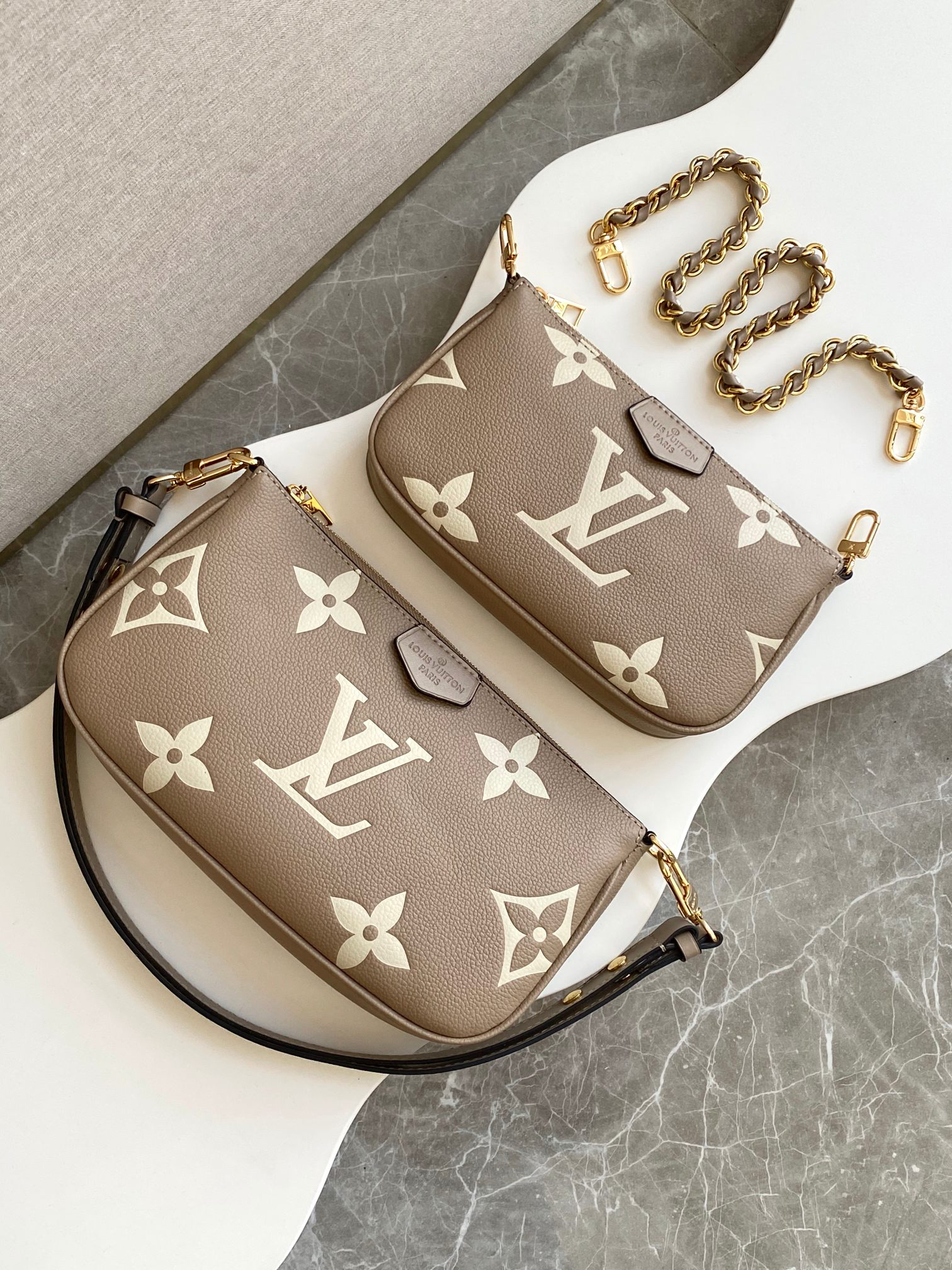 Louis Vuitton Handbag M22670 in Black
