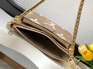 Louis Vuitton Handbag M22670 in Black