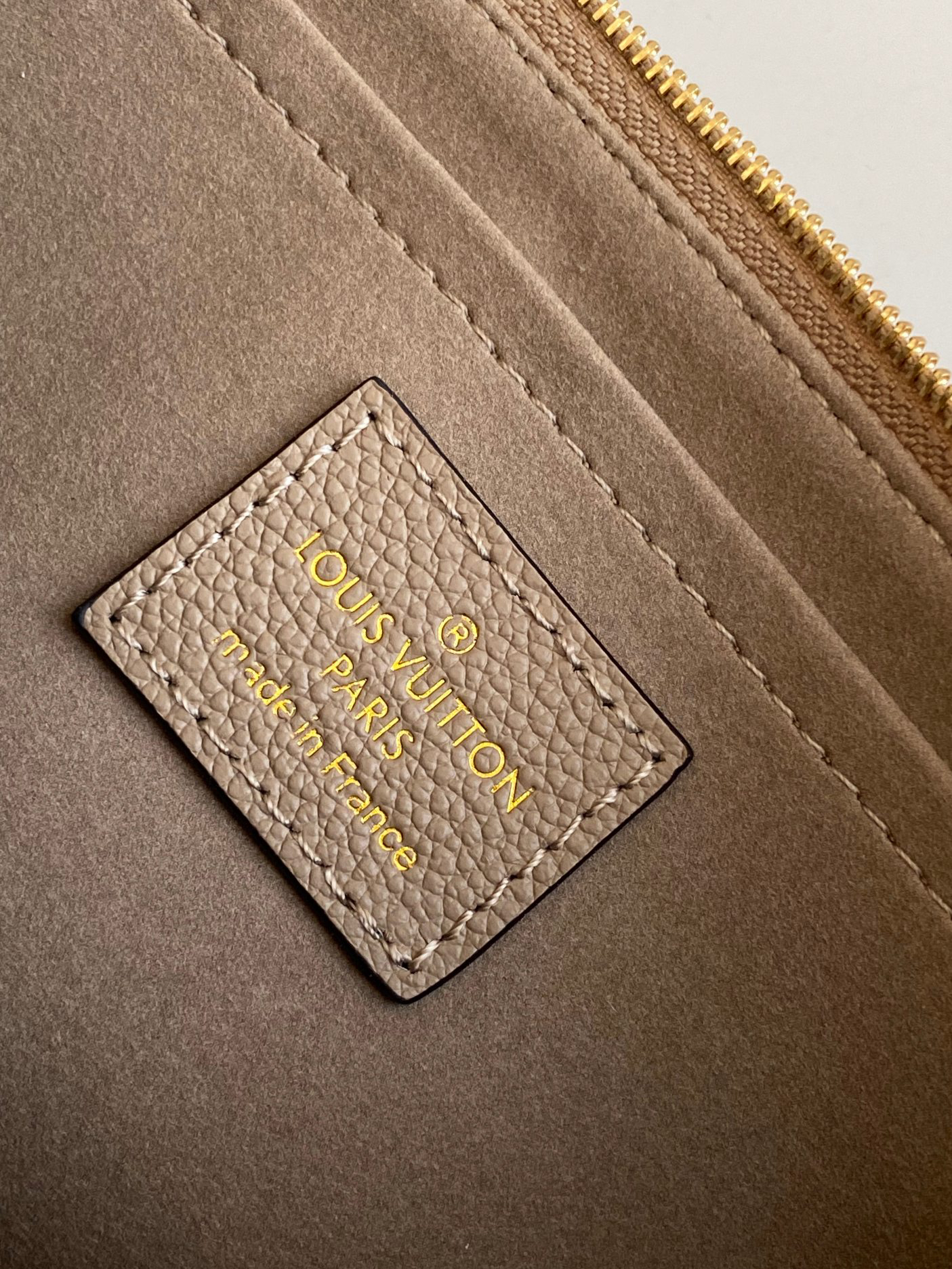 Louis Vuitton Handbag M22670 in Black