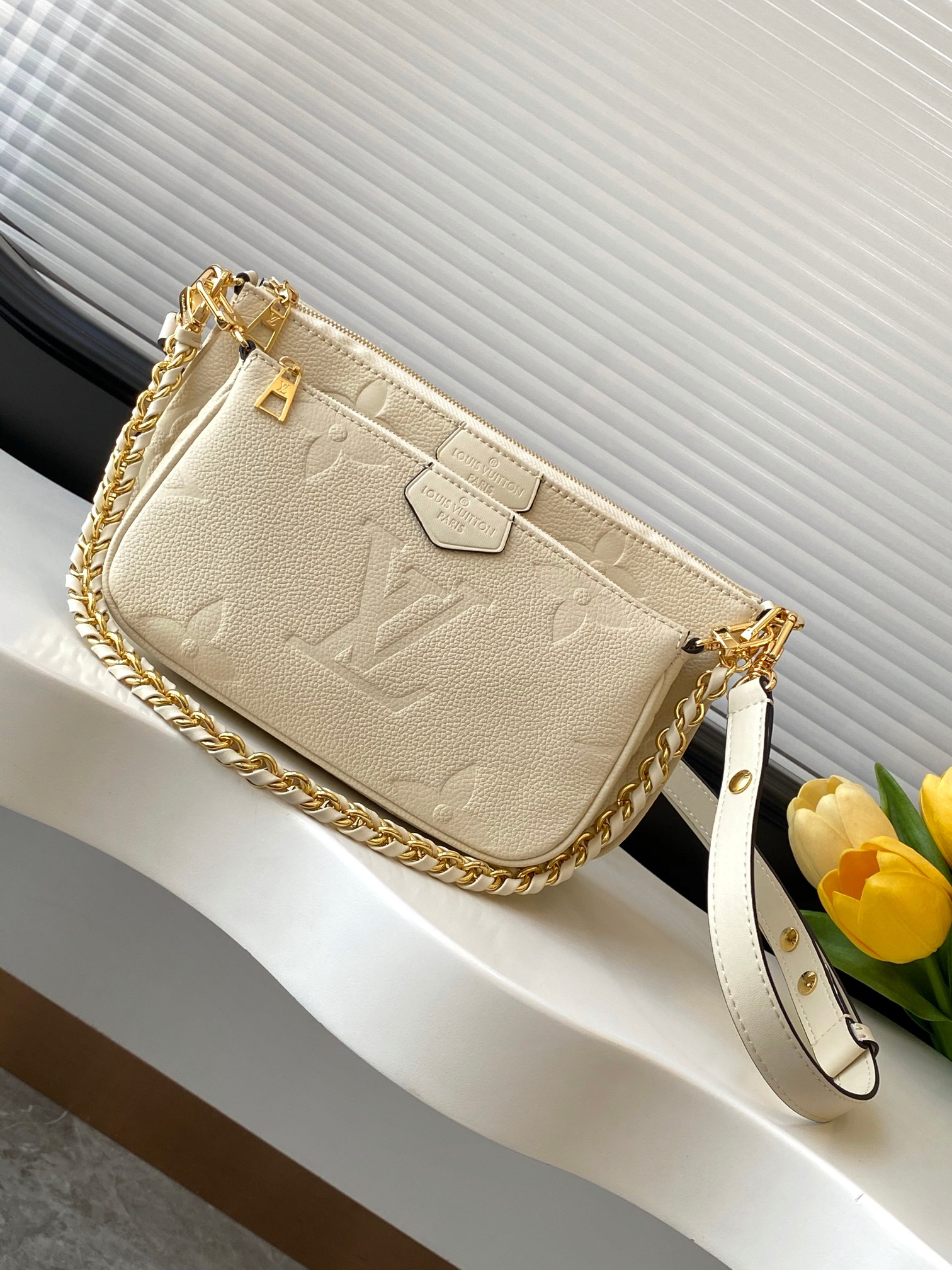 Louis Vuitton Handbag M22670 in Black