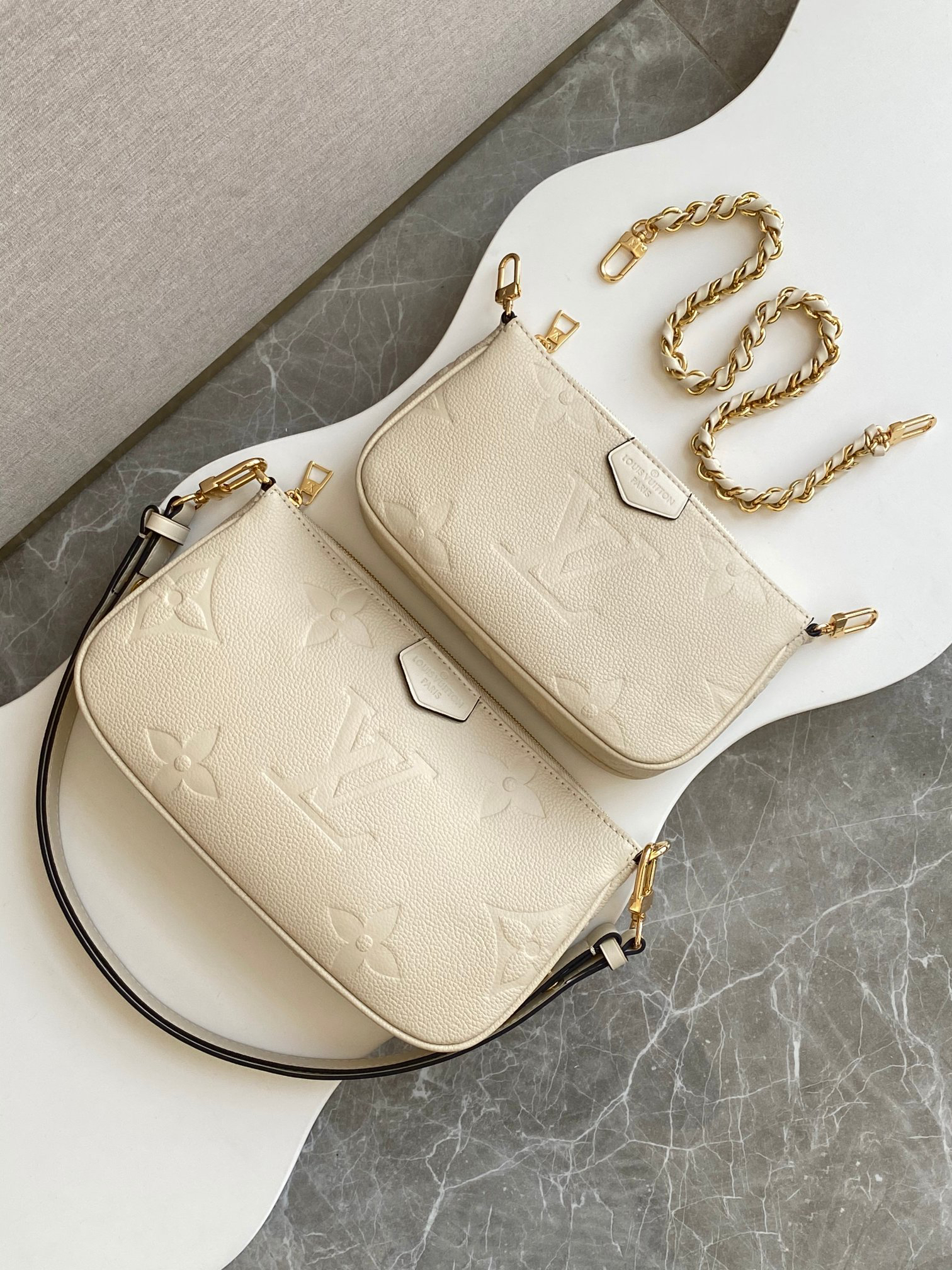Louis Vuitton Handbag M22670 in Black