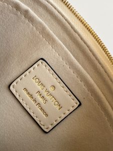 Louis Vuitton Handbag M22670 in Black