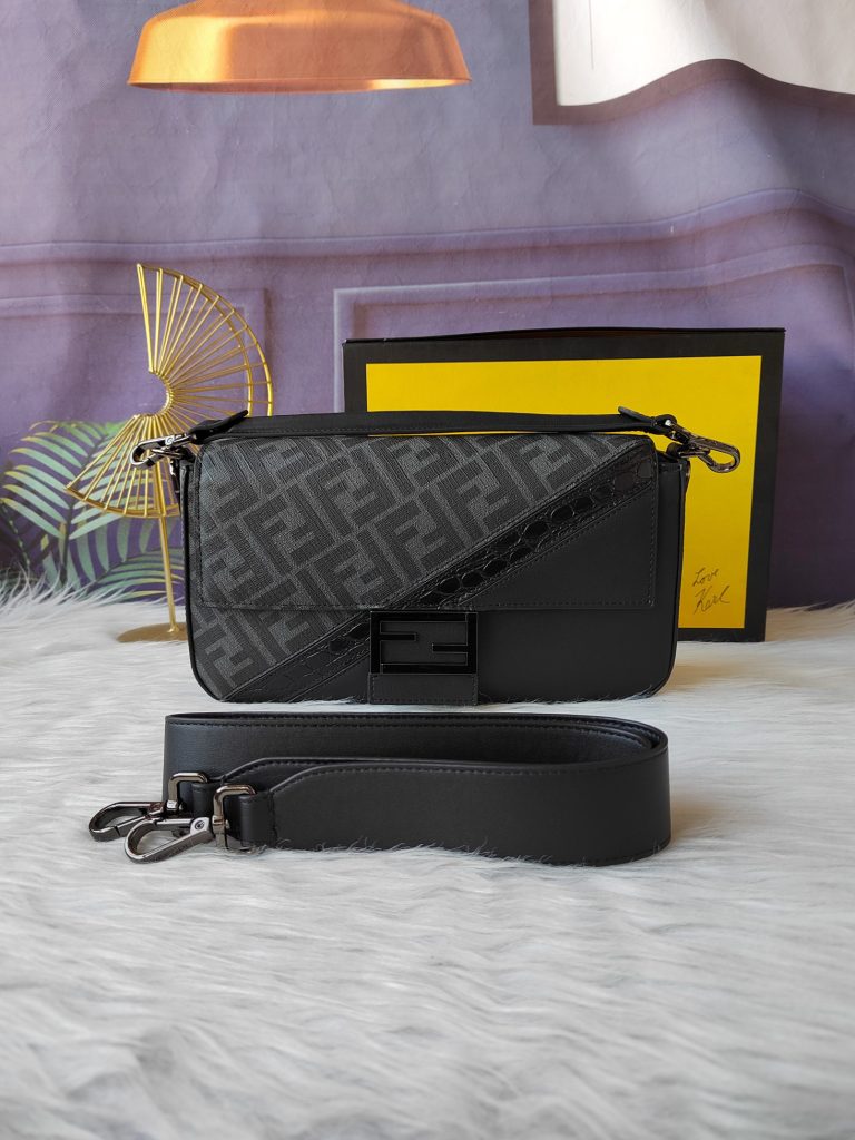Fendi Shoulder Bag F7VA572 in Black