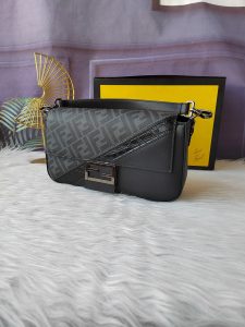 Fendi Shoulder Bag F7VA572 in Black