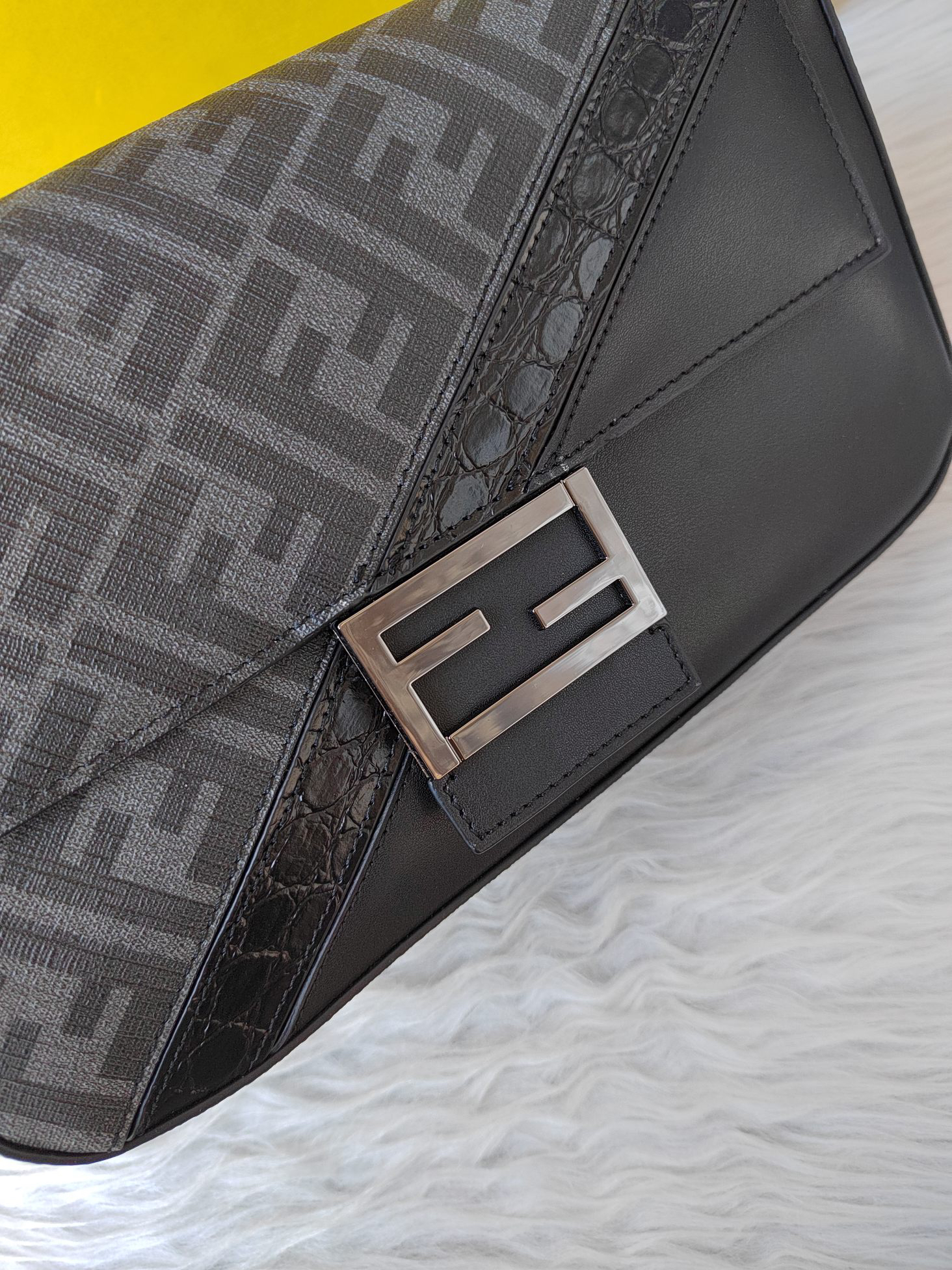 Fendi Shoulder Bag F7VA572 in Black