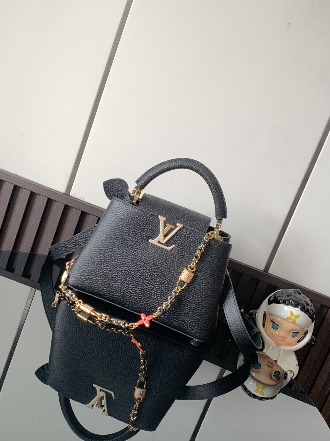 Louis Vuitton Handbag M23950 in Black