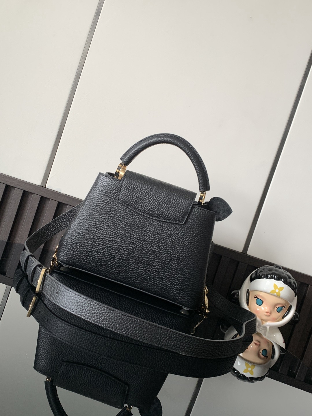Louis Vuitton Handbag M23950 in Black