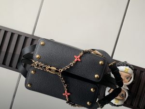 Louis Vuitton Handbag M23950 in Black