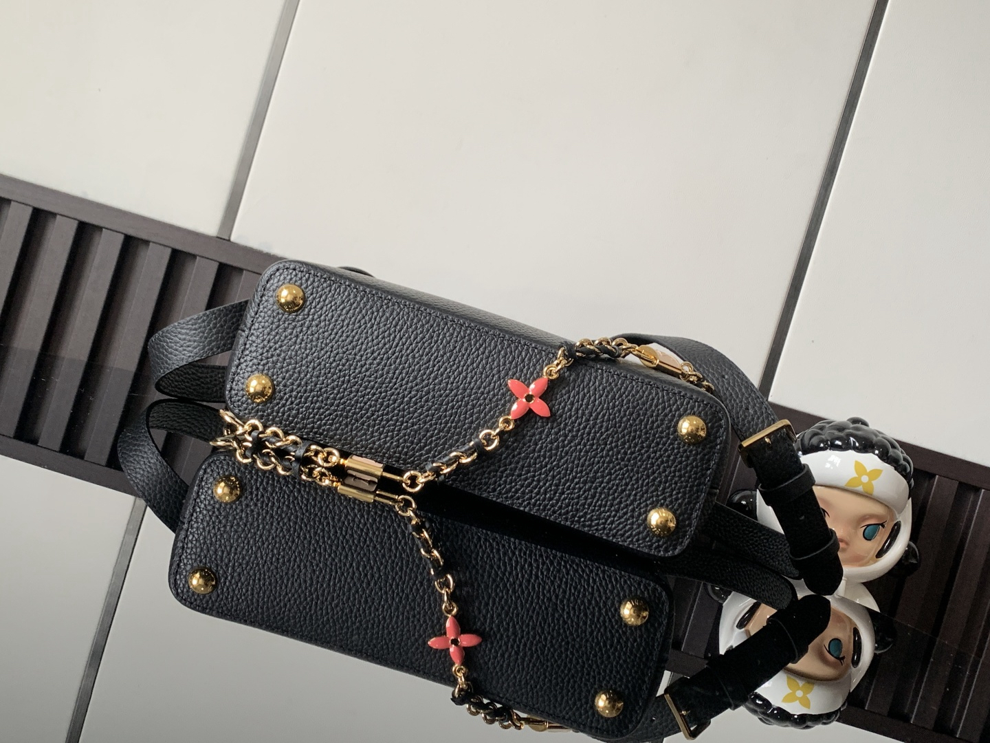 Louis Vuitton Handbag M23950 in Black