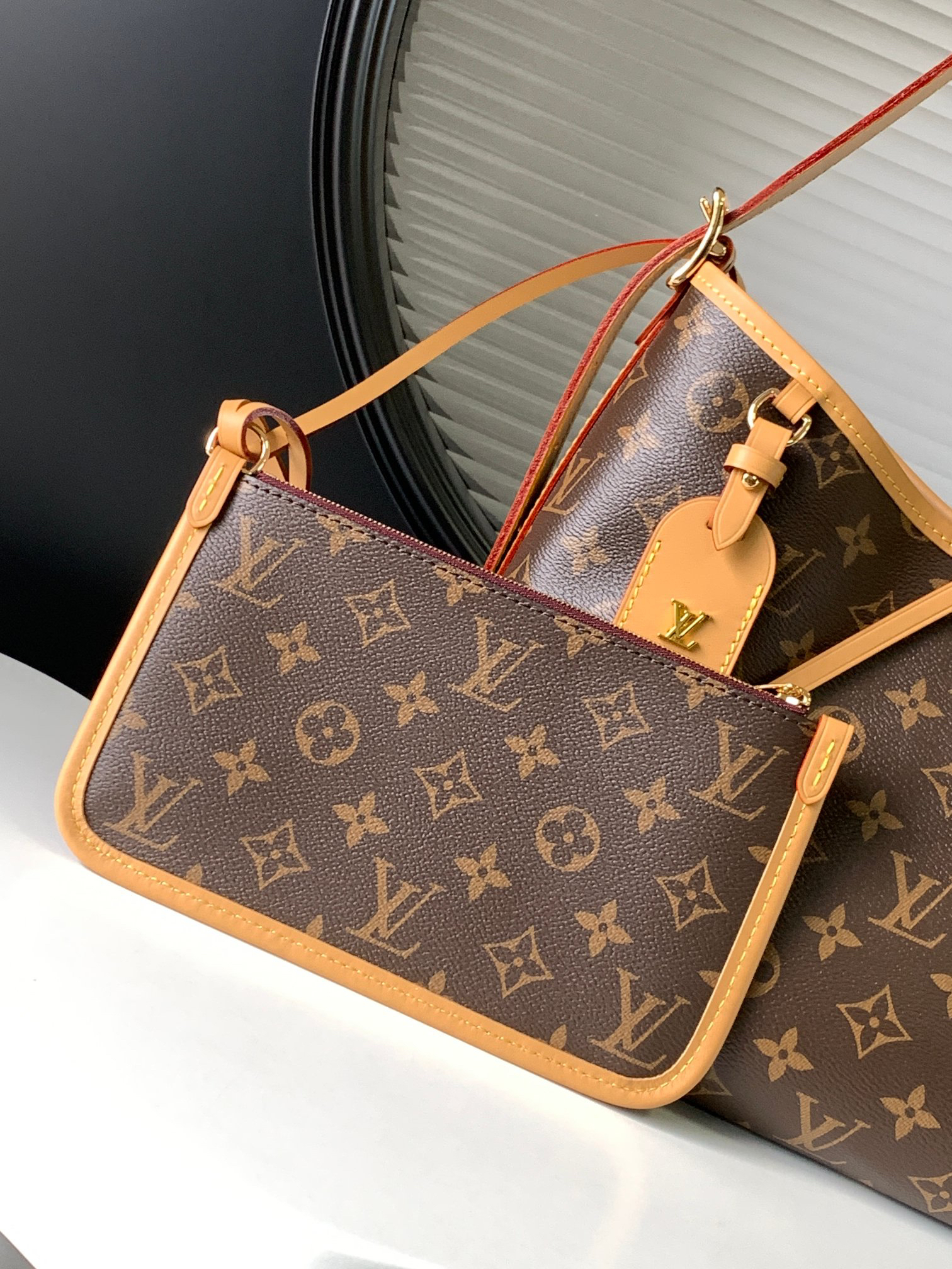 Louis Vuitton Handbag M46203