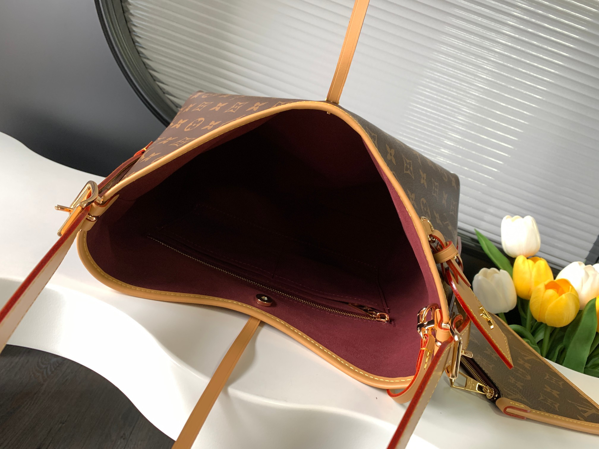 Louis Vuitton Handbag M46203