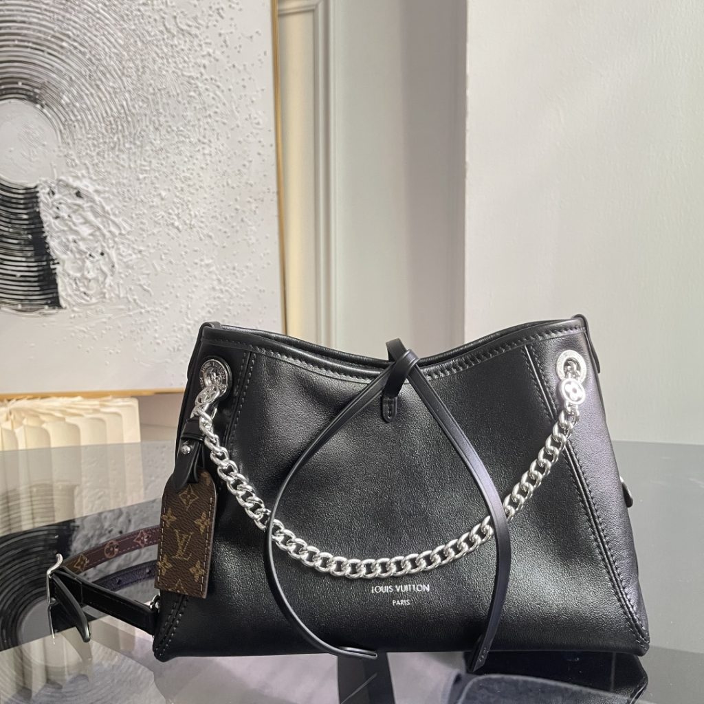 Louis Vuitton Handbag M12888 in Black