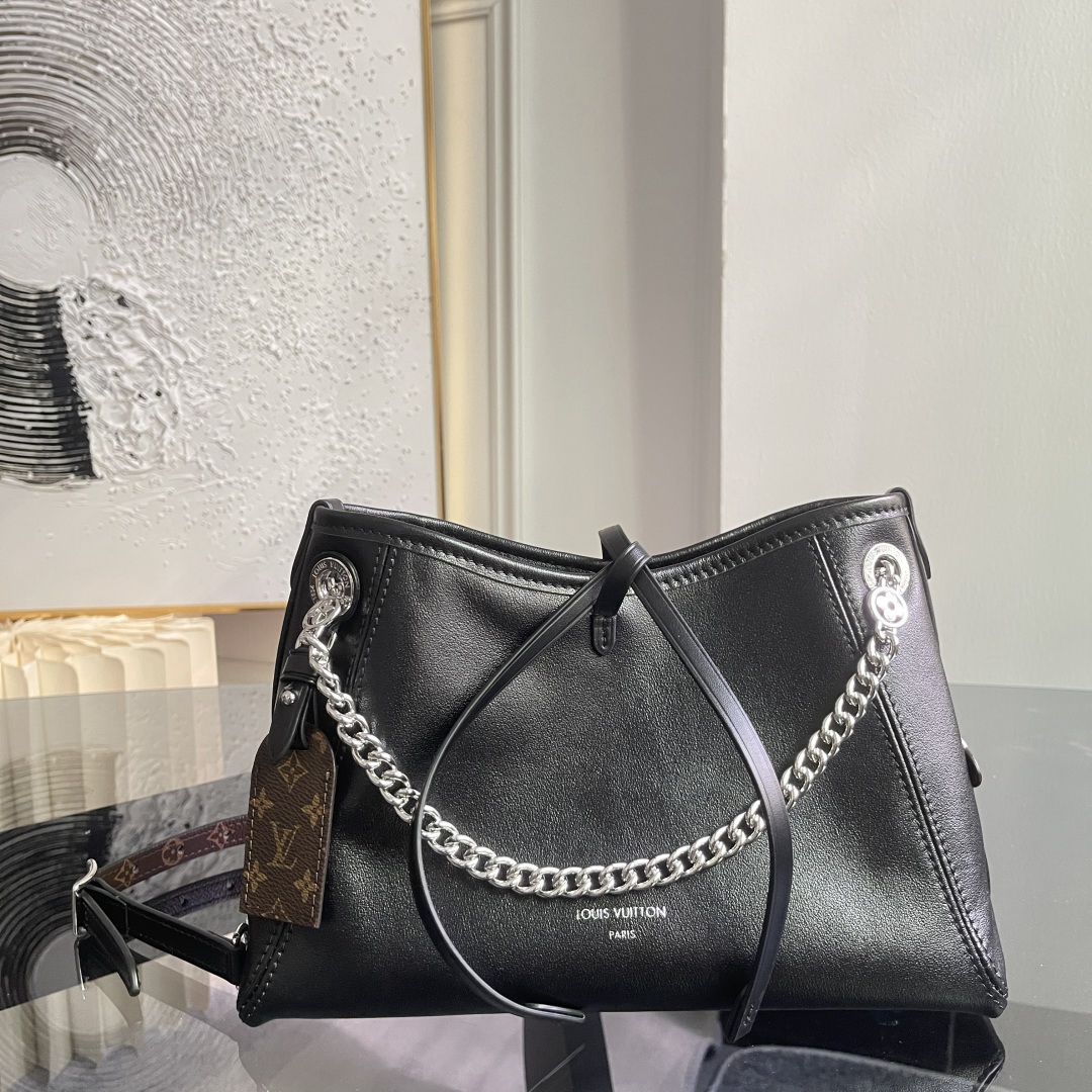 Louis Vuitton Handbag M12888 in Black
