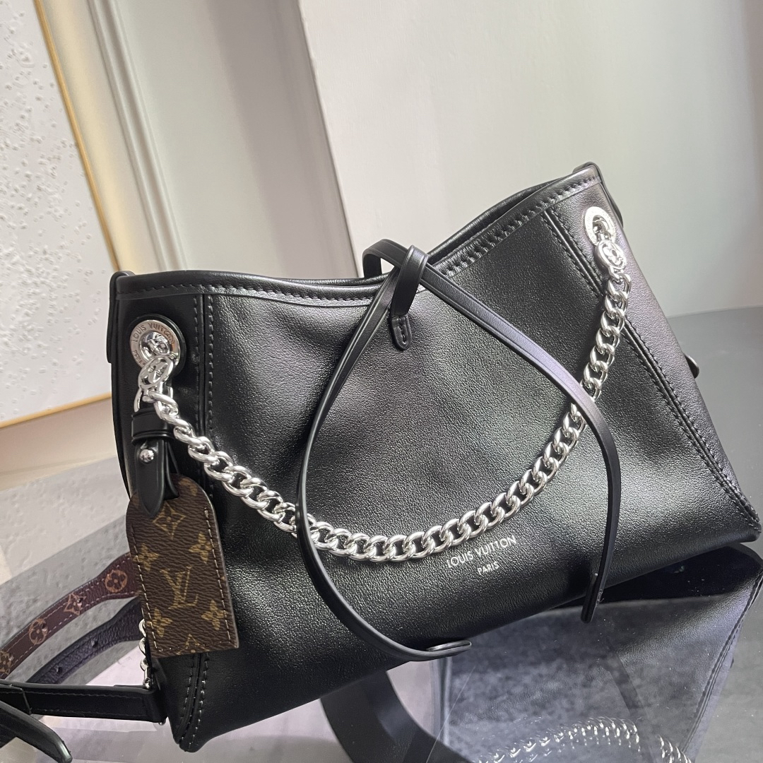 Louis Vuitton Handbag M12888 in Black