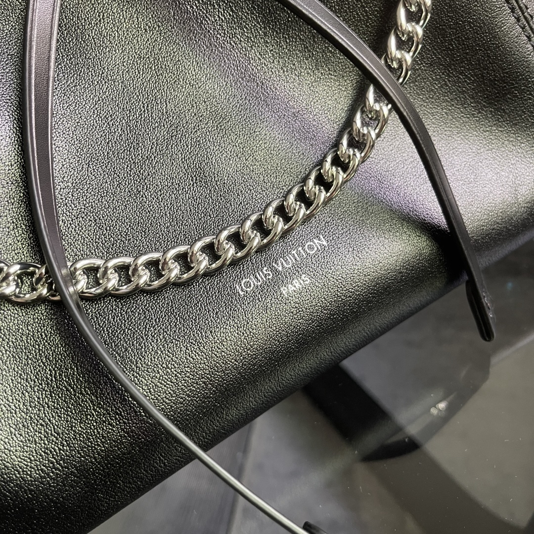 Louis Vuitton Handbag M12888 in Black