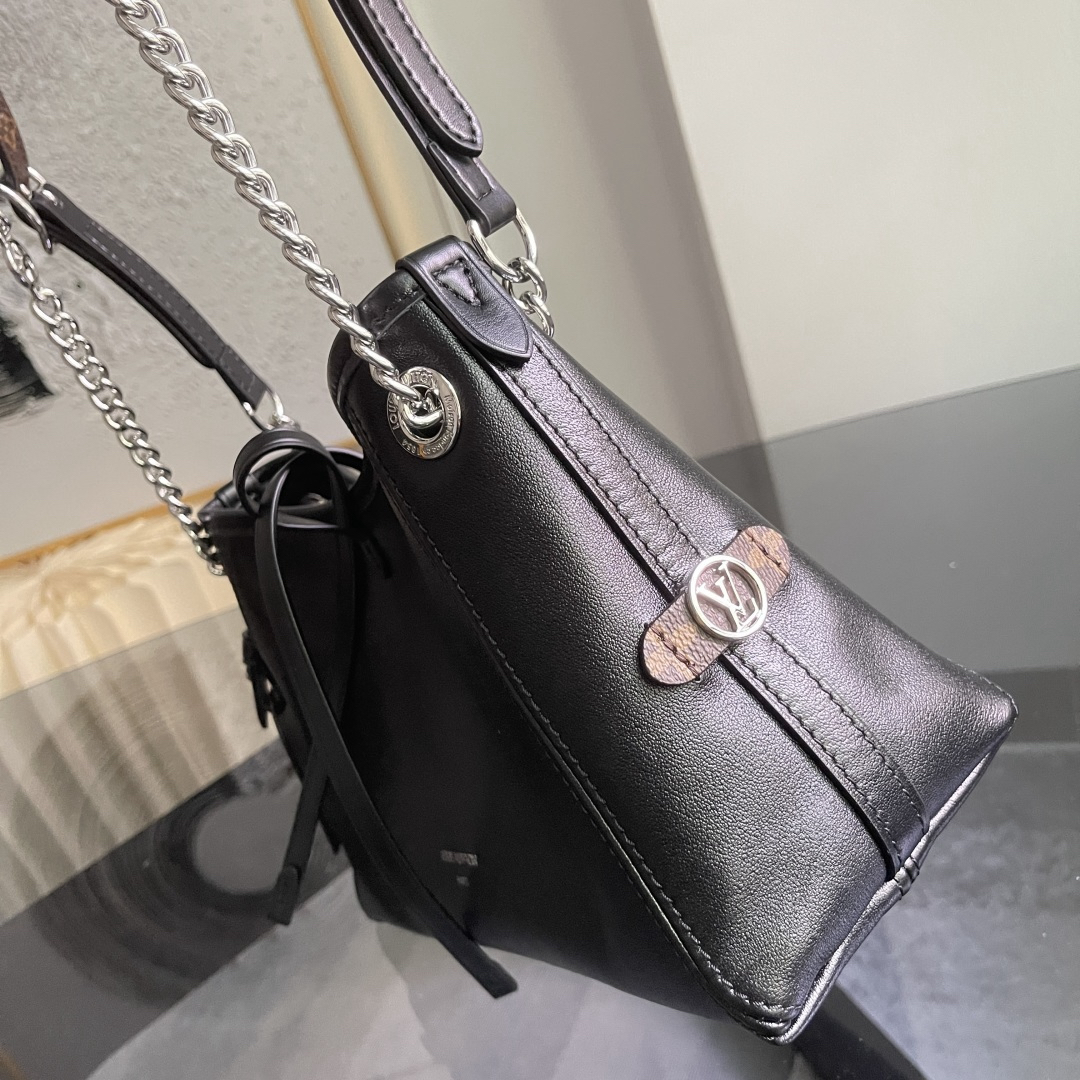 Louis Vuitton Handbag M12888 in Black