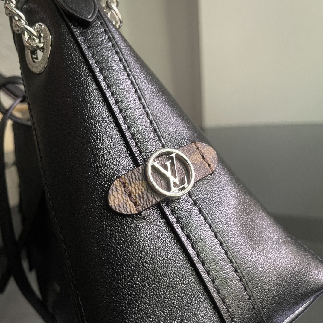 Louis Vuitton Handbag M12888 in Black