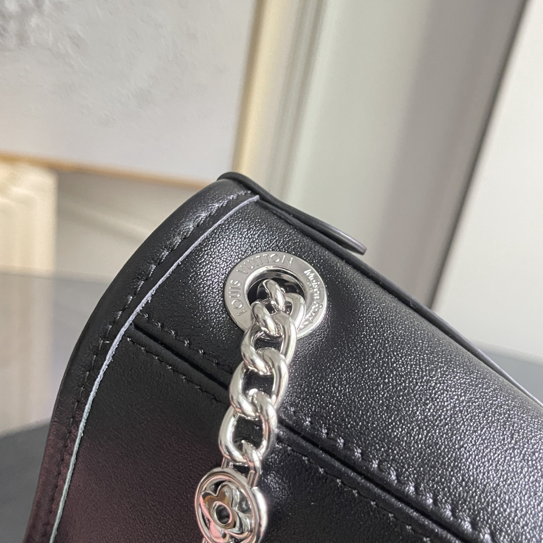 Louis Vuitton Handbag M12888 in Black