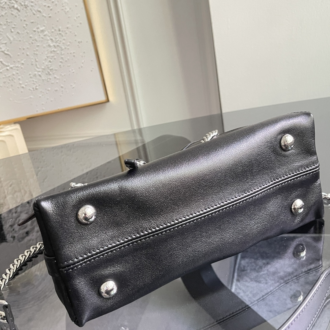 Louis Vuitton Handbag M12888 in Black